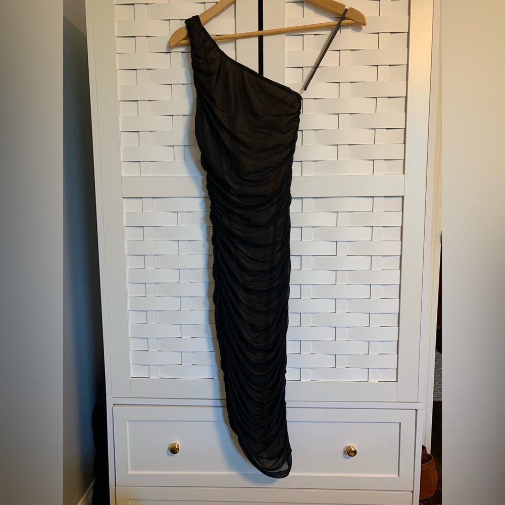 😈 LULU’S ONE SHOULDER DRESS 😈
